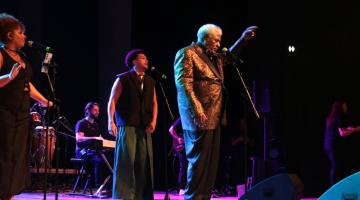 cantor em um palco #paratodosverem