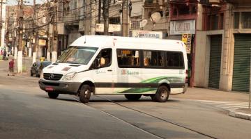 autolotação fazendo curva em rua. #paratodosverem 