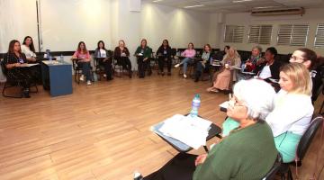 mulheres sentadas em roda no evento #paratodosverem