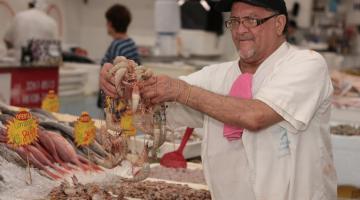 Festival oferece camarão com 30% de desconto e aumenta movimento do Mercado de Peixes de Santos