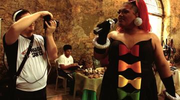 pessoa cantando enquanto é fotografada #paratodosverem