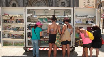 Projeto ‘Leia Santos’ estaciona biblioteca móvel no bairro Embaré
