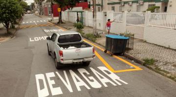 carro passa em cruzamento #paratodosverem