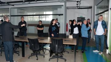 pessoas circulam por sala do parque tecnológico. #paratodosverem