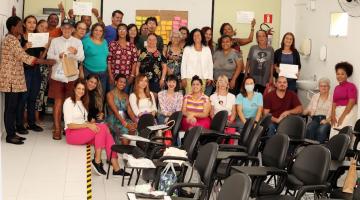 grupo de alunos e outras pessoas na entrega de certificados. #paratodosverem 