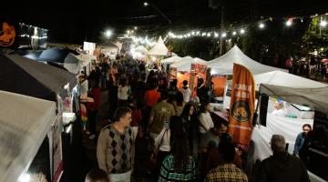 pessoas andando na quermesse #paratodosverem