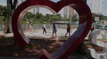 pessoas andando ao fundo #paratodosverem