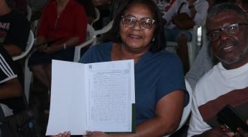mulher mostra escritura #paratodosverem