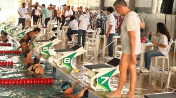 pessoas chegando no final da piscina após prova #paratodosverem