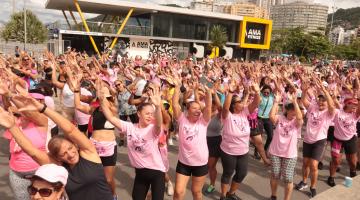 mulheres fazem atividade no Novo Quebra-Mar. #Paratodosverem