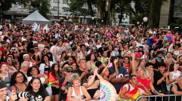 pessoas reunidas na praça mauá #paratodosverem