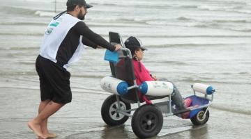 Virada Inclusiva em Santos começa com a emoção de ver o mar pela primeira vez