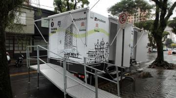 Feiras livres de Santos ganham novo trailer sanitário adaptado para pessoas com deficiência