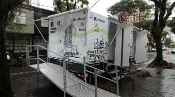 Feiras livres de Santos ganham novo trailer sanitário adaptado para pessoas com deficiência 