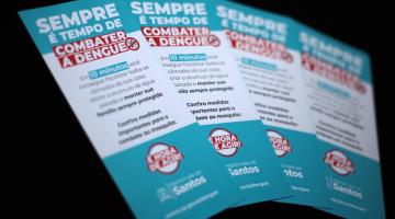 folhetos com orientações de combate à dengue. #paratodosverem