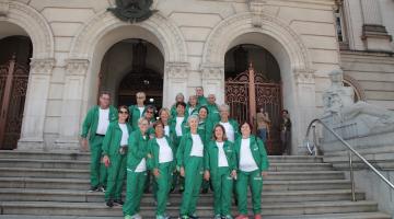 atletas posam para foto em escadaria da frente da prefeitura #paratodosverem