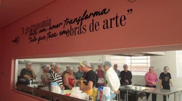 sala de aula de gastronomia com mulheres no interior. #paratodosverem