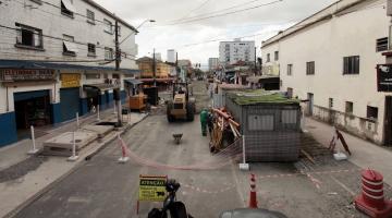 rua em obras com homens trabalhando e máquinas. #paratodosverem