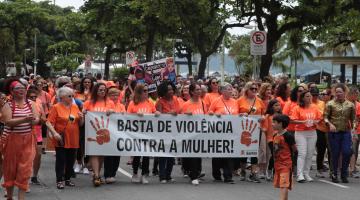 Caminhada une santistas em manifestação contra a violência sobre as mulheres  