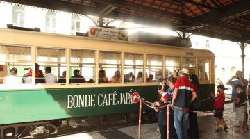 o bonde café japão parado em estação. #paratodosverem 
