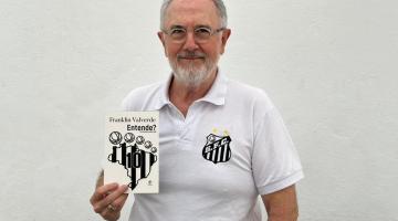 Autor mostra o livro. #Paratodosverem.