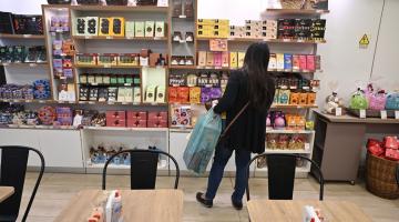 mulher olha chocolates#paratodosverem