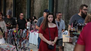 pessoas andando no meio da feira criativa #paratodosverem 