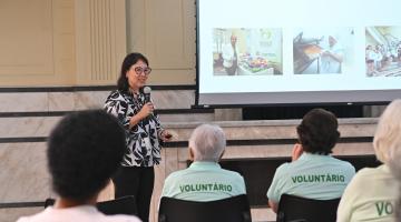 voluntários acompanham palestra #paratodosverem 