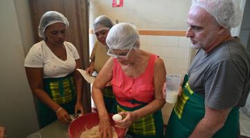 professora e alunos fazem receita em curso #paratodosverem 