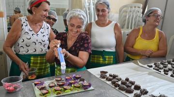 professora e alunos fazem confeitos em curso #paratodosverem 