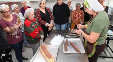 mulheres observam professora em curso #paratodosverem 