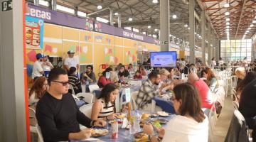 pessoas comendo na festa inverno #paratodosverem