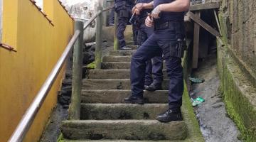 guardas municipais estão em escadaria de morro