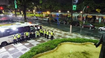 equipe da guarda, com ônibus de apoio, próximo aos quiosques do Embaré, diante para a praia. #paratodosverem