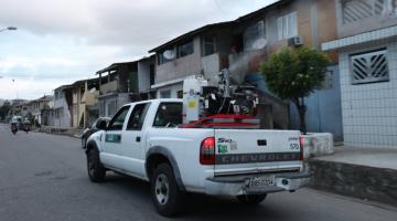 carro com equipamento para nebulização percorre rua. #paratodosverem