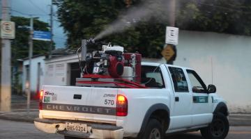 veículo da prefeitura com maquinário na caçamba passa em rua borrifando produto. #paratodosverem