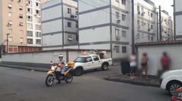 veículo com equipamento de nebulização está passando em rua. À frente, um agente da CET com mota acompanha. #paratodosverem