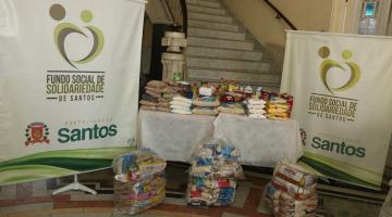 Vários alimentos com painel do Fundo Social atrás. #paratodosverem