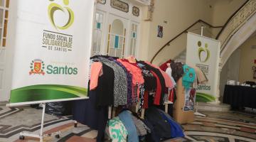 roupas doadas no fundo social #paratodosverem 