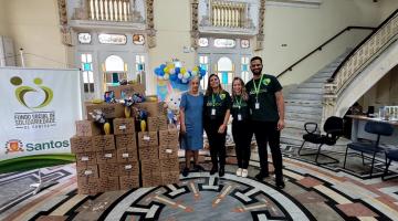 pessoas ao lado dos ovos doados #paratodosverem 