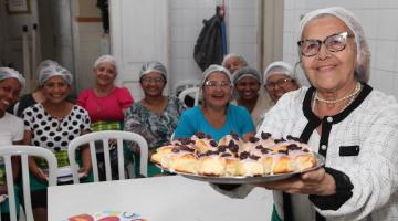 professora mostra doces prontos #paratodosverem 