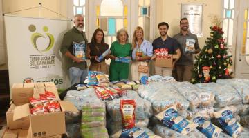 pessoas com as doações #paratodosverem