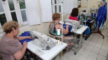 mulheres costurando #paratodosverem 