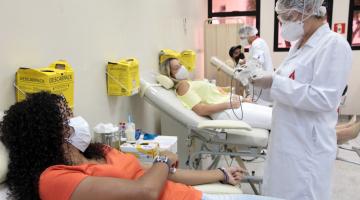 atletas deitados fazem doação de sangue em hospital #paratodosverem