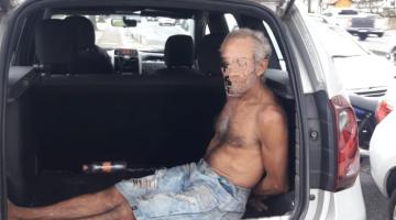 homem detido, sem camisa e com mas mãos para trás está detido em viatura. #paratodosverem