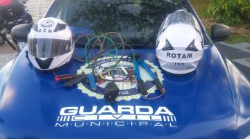 Fiação e ferramentas apreendidas sob capô de viatura da Guarda. #pratodosverem