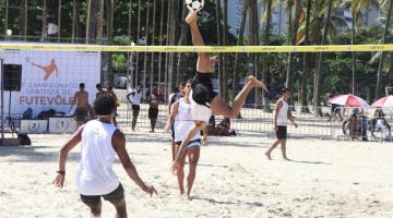 Jogadores de futevôlei na praia. #Paratodosverem