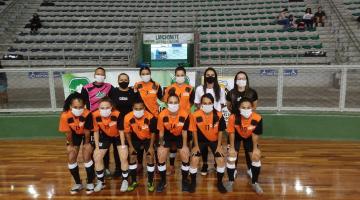 Meninas do futsal posando para foto no ginásio #paratodosverem