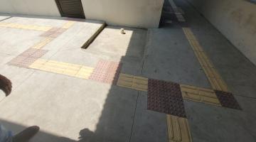 piso em concreto com adesivo de piso podotátil. #paratodosverem 