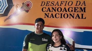 Canoistas posam para foto em Ilhabela. #Paratodosverem.